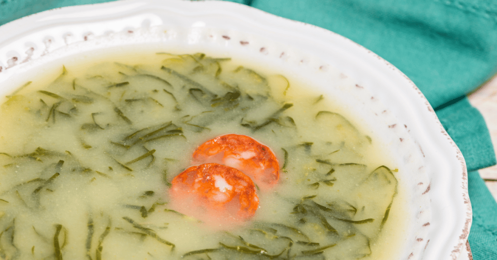 קאלדו ורדה. Caldo verde ( מבוטא [ˈkaɫdu ˈveɾðɨ] , פורטוגזית עבור מרק ירוק) הוא מרק פופולריבמטבח הפורטוגזי .